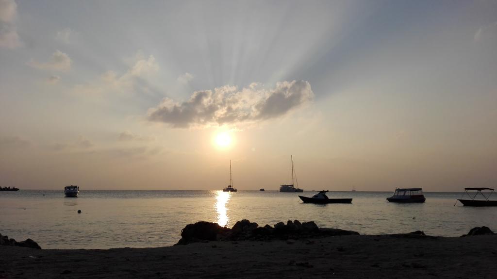 Rip Tide Vacation Inn, K.Guraidhoo กุราอิธู ภายนอก รูปภาพ